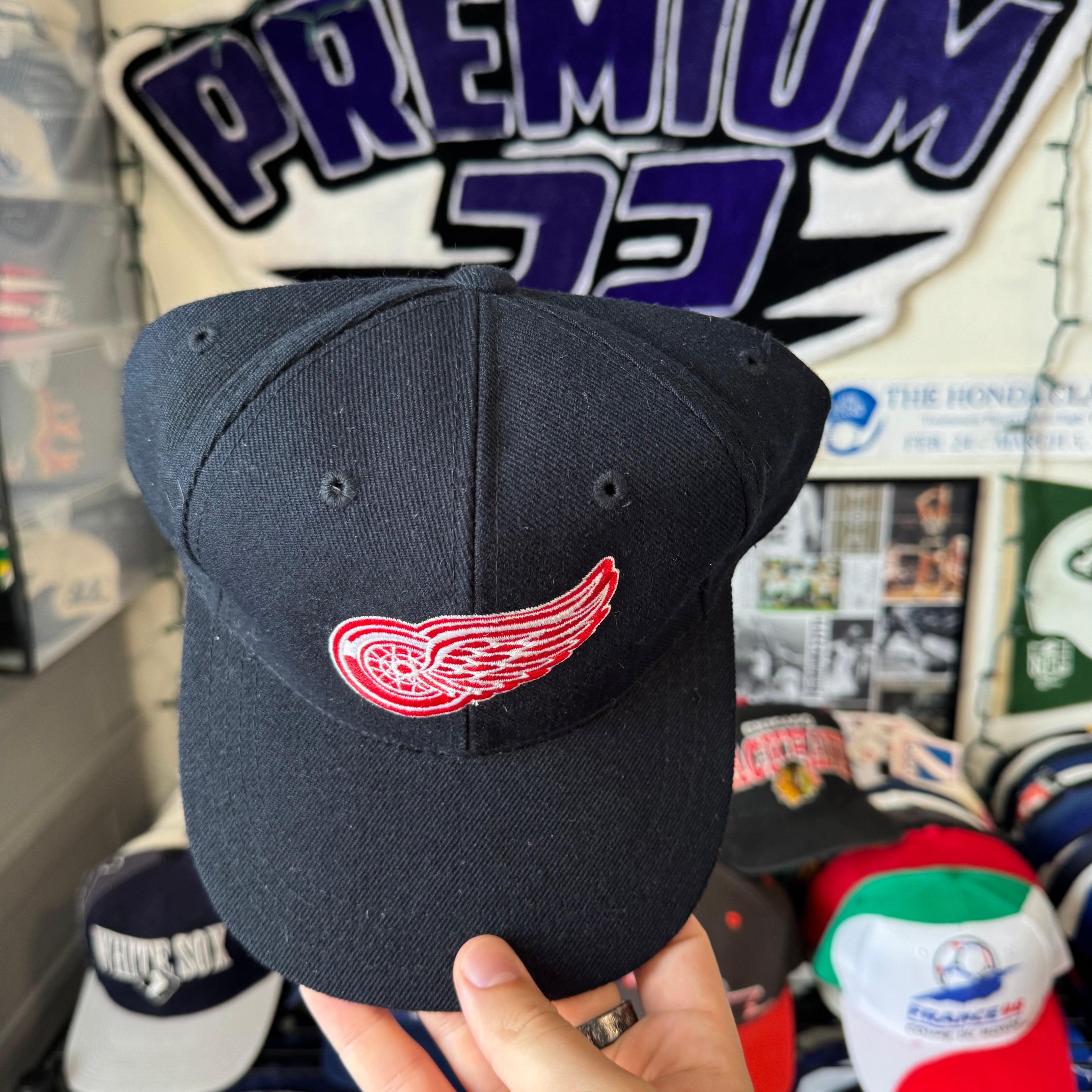Detroit Redwings Sports Specialties Black Dome Plain Logo NHL Hockey Snapback *small fit*