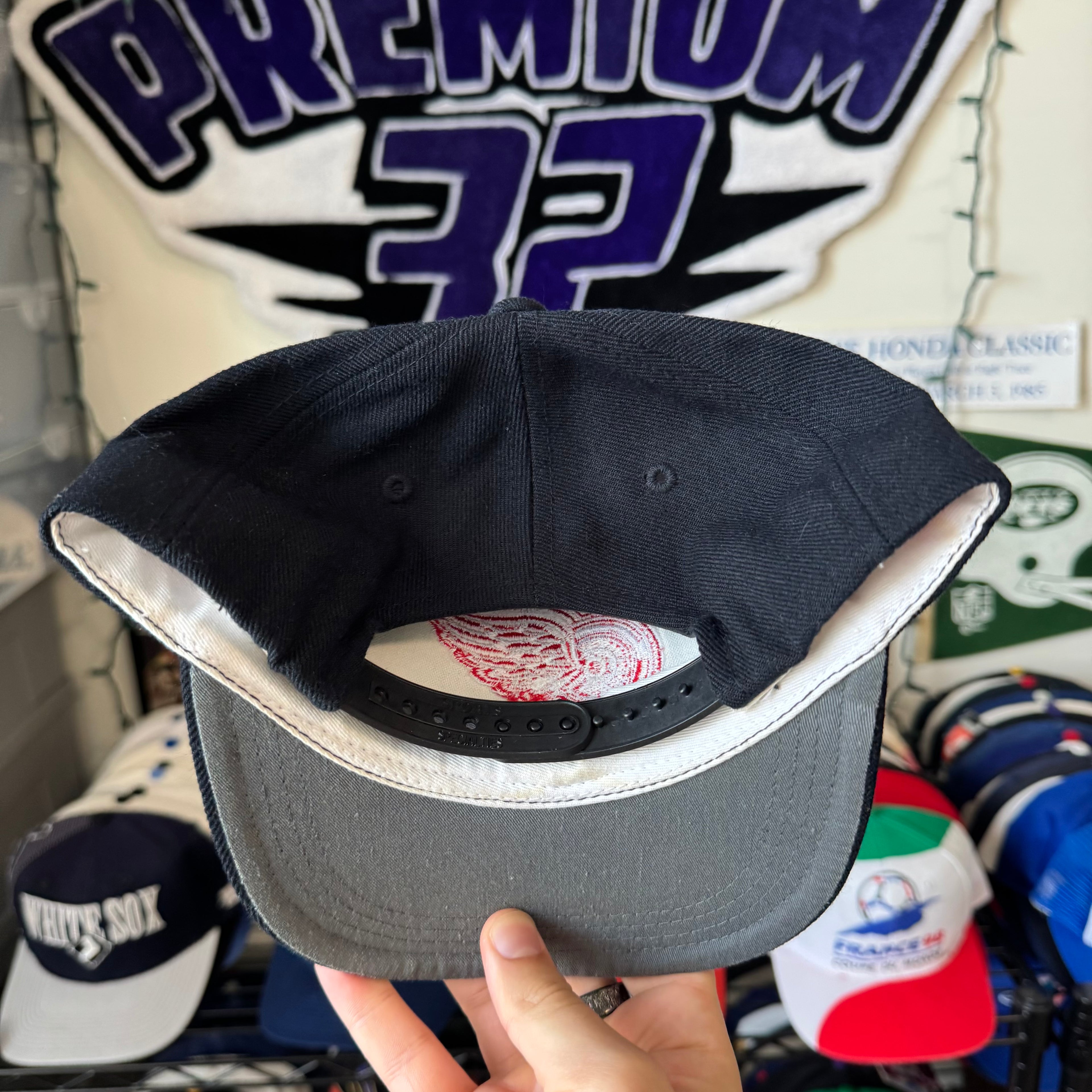 Detroit Redwings Sports Specialties Black Dome Plain Logo NHL Hockey Snapback *small fit*